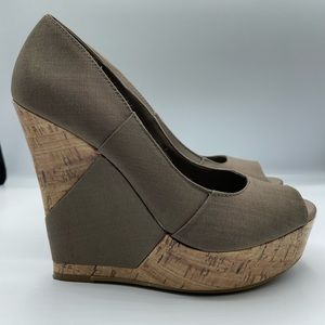 Mossimo Wedge Heels GUC Tan Size 7 Comfortable Summer Chic Style